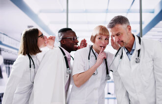 Bildet viser leger som hvisker