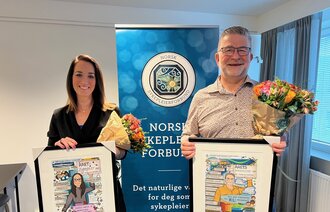 Bildet viser Therese Daleng Bjørnnes og Pål Schreiner Mathiesen under prisutdeling