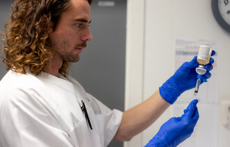 The photo shows nurse Simen Roaas Bergheim pulling up medical heroin in a syringe