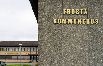 Bildet viser utsiden av Frosta kommunehus