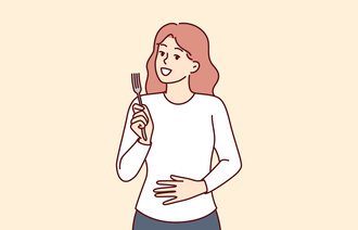 Illustrasjonen viser en kvinne med gaffel og hånden på magen.