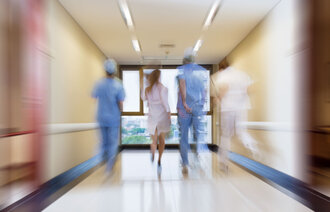 bilde av sykepleiere i korriodo