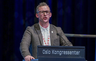 Bildet viser Christopher Beckham på representantskapsmøtet til LO før lønnsoppgjøret 2024