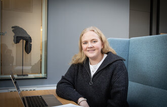 Marcia er sykepleierstudent ved OsloMet. Hun øver til anatomieksamen