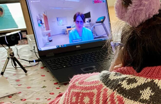 bilde av sykepleier og pasient i samtale