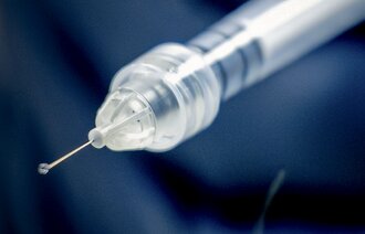 Bildet viser en sprøyte med botox.