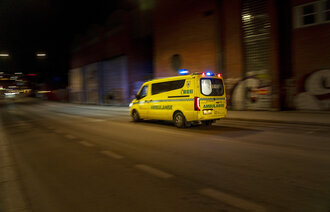 Bildet viser en ambulanse under utrykning