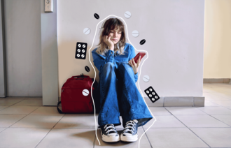 Bildet viser en ung jente som sitter på golvet og kikker på mobilen. Rundt henne ses ulike tabletter og pillebrett, og en strek rundt kvinnen signaliserer at pillene ikke skal "nå frem" til henne.