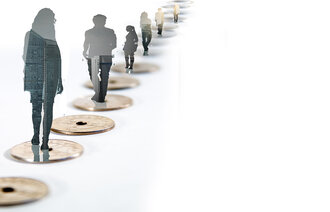 Bildet viser mennesker som går på penger