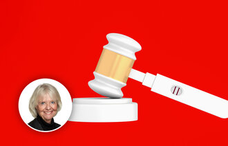 Bildet viser en dommerklubbe utformet som en graviditetest.