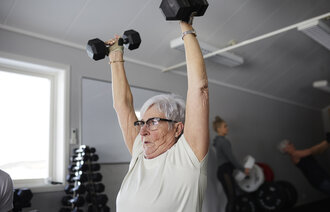 Bilde av eldre dame som trener