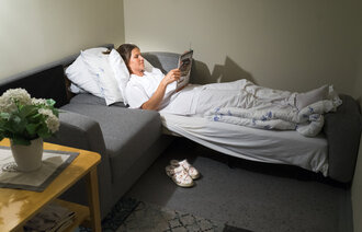 Bilde av sykepleier som hviler på pauserom