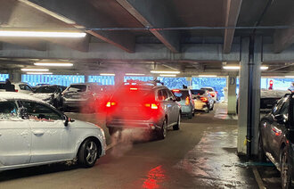 Bilde av kø i parkeringshuset på Ahus