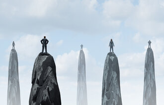 Bildet viser en illustrasjon av mennesker som står alene på hver sin fjelltopp