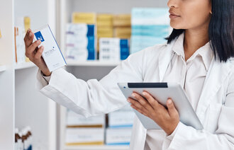 Bildet viser en kvinnelig farmasøyt. 