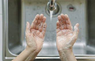 Bilde av hender som vaskes med såpe