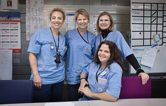 Bildet viser fire sykepleiere i demensarbeidslaget.