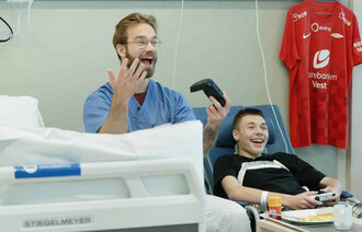 Bildet viser sykepleier Lars Pilskog og Tobias som gamer