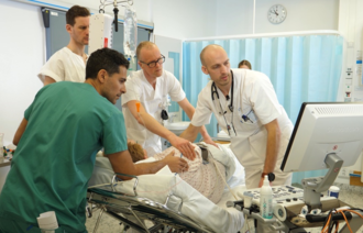  The photo shows a patient who is met by the medical team at the emergency department at Oslo University Hospital, Ullevål.