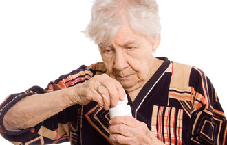 BIldet viser eldre dame med legemiddelboks