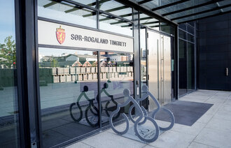 Bildet viser inngangspartiet til Sør-Rogaland tingrett