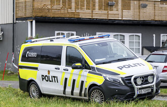 Bildet viser en politibil som står parkert