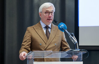 Bildet viser riksrevisor Karl Eirik Schjøtt-Pedersen 