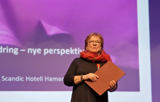 Bildet viser Reidun Hov som får Kongens fortjenstmedalje.