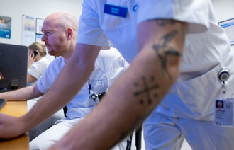 Bildet viser en tatovert arm på en sykepleier