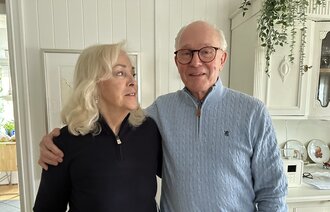 Bildet viser de pensjonerte jordmødrene Kirsti og Jan Bakke i Trondheim