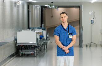 Bildet viser jordmorstudent Andreas Pedersen Agasøster