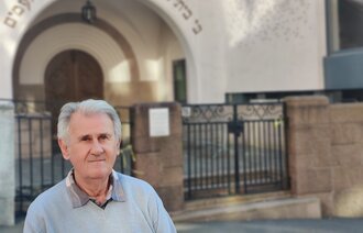 Bildet viser Rolf Kirschner utenfor synagogen i Oslo.