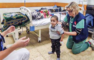 Bildet viser Kristin Vollan og Bjørn Eng med gutt i Gaza