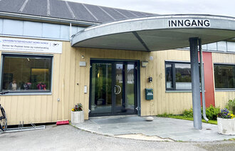 Bildet viser hovedinngangen til DPS Storslett