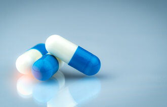 Bildet viser to medisinkapsler.