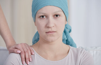 Bildet viser en ung dame som har kreft og er deprimert