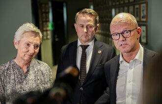 Bilde av LO-leder Peggy Hessen Følsvik og NHO-direktør Ole Erik Almlid med riksmekler Mats Ruland