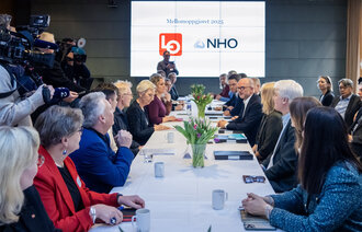 bilde av møte mellom LO og NHO