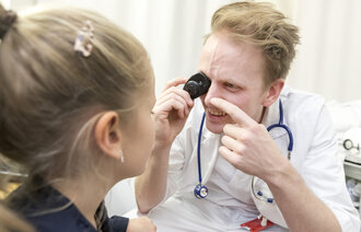 Bildet viser et barn som blir sjekket av fastlege. Illustrasjonsfoto. 