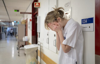 Bilde av sykepleier i sykehuskorridor