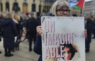 Bildet viser norsk jødisk sykepleier som markerer støtte til gisler som sitter fanget i Gaza.