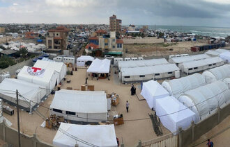Bildet viser et feltsykehus i Gaza, som består av masse telt på stranden