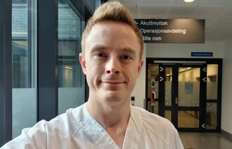 Bildet viser Vidar Pedersen som tar en selfie på jobb