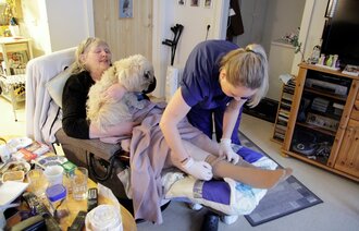 bildet viser hjemmesykepleier Camilla Lien hos Gunn Svanhild Pedersen