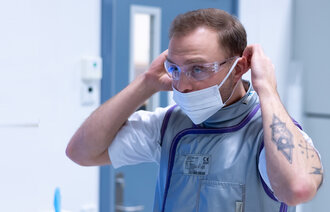 Bilde viser mannlig sykepleier med munnbinn