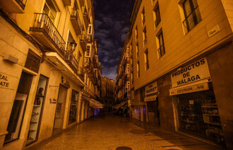 Bilde av mørklagt gate i Malaga i Spania