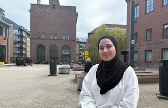 Bildet viser sykepleierstudent Zahra Badir Al-Bedani