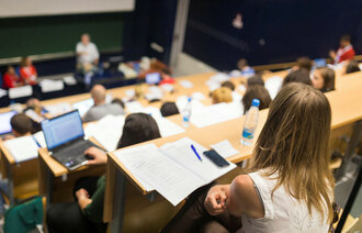 Bildet viser studenter i et undervisningslokale