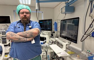 Bildet viser Markus Ljøkjell på jobb. Han står med armene i kors.