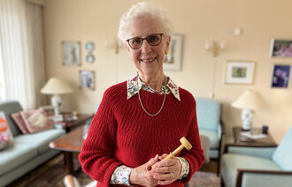 Bildet viser May Mikalsen med et jordmorstetoskop